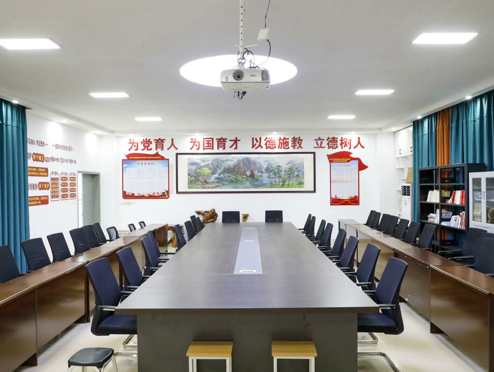 信息工程学院党员活动室（图1）