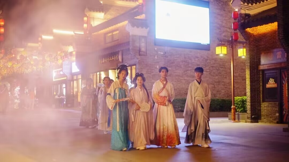 同学们换上民族传统服饰，感受