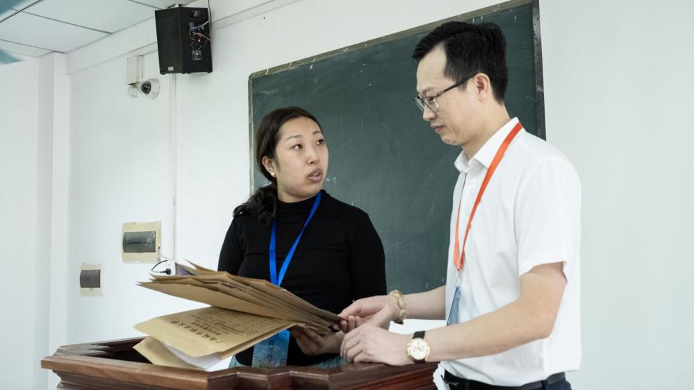 唐臣院长巡考3(卢柳萍摄)