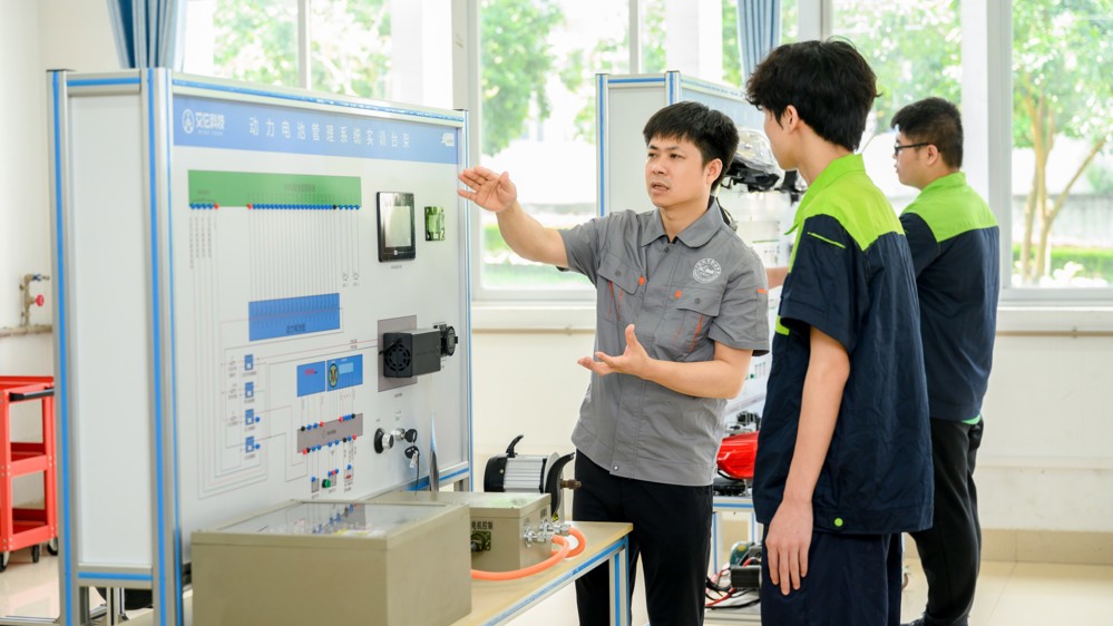 新能源汽车综合实训室