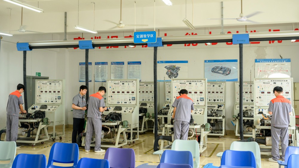 汽车发动机电控实训室