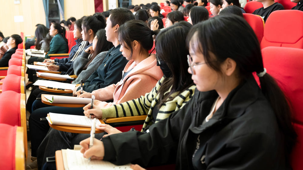 同学们认真听讲