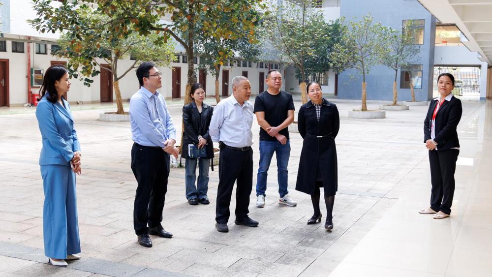 孙登林校长检查宿舍安全工作 (2)