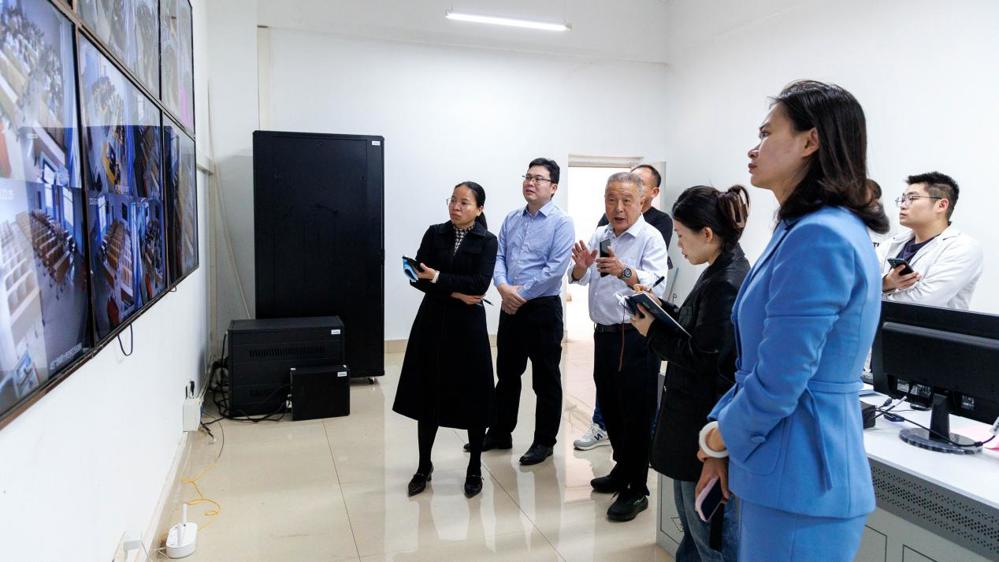 孙登林校长检查教学工作 (4)