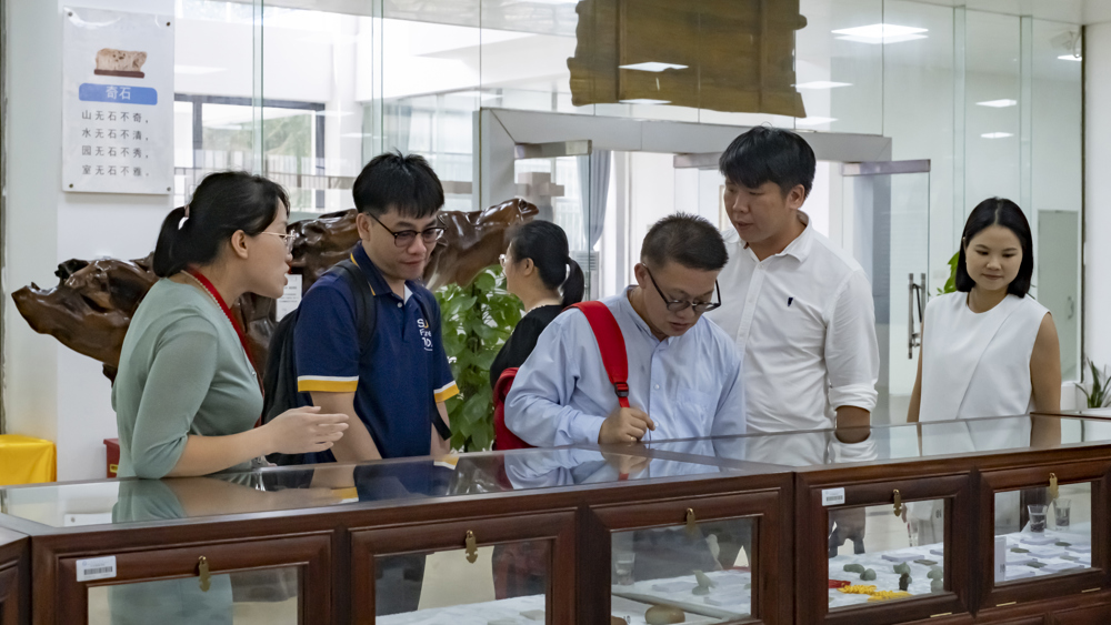 参观玉石制造房(左翊摄） (2)